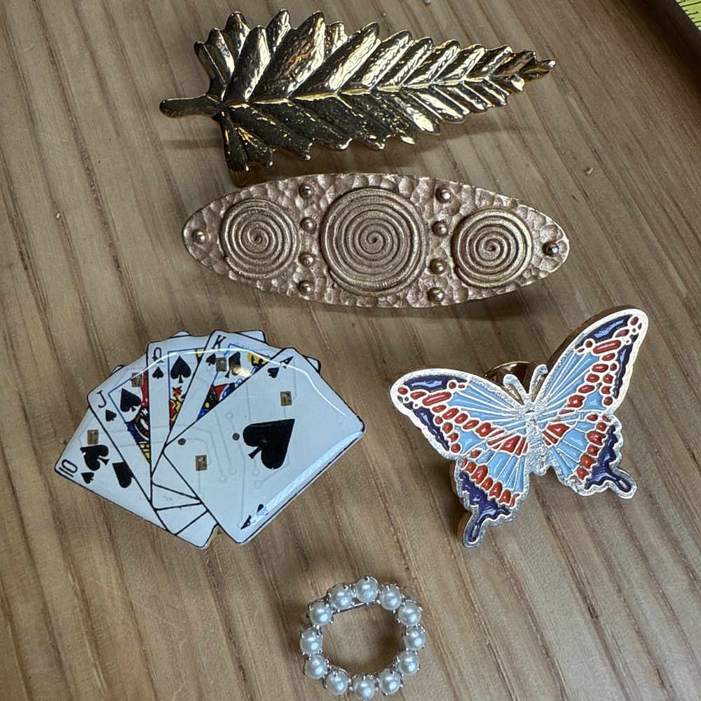 15a- Vintage Poker Pearl Butterfly Leaf Gold